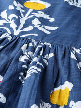 Load image into Gallery viewer, Queen ellie Women Blue & White Printed Maxi Dress