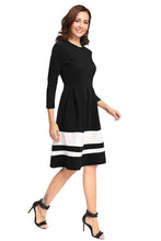 Load image into Gallery viewer, Queen ellie Women&#39;s Knee Length Dress.
